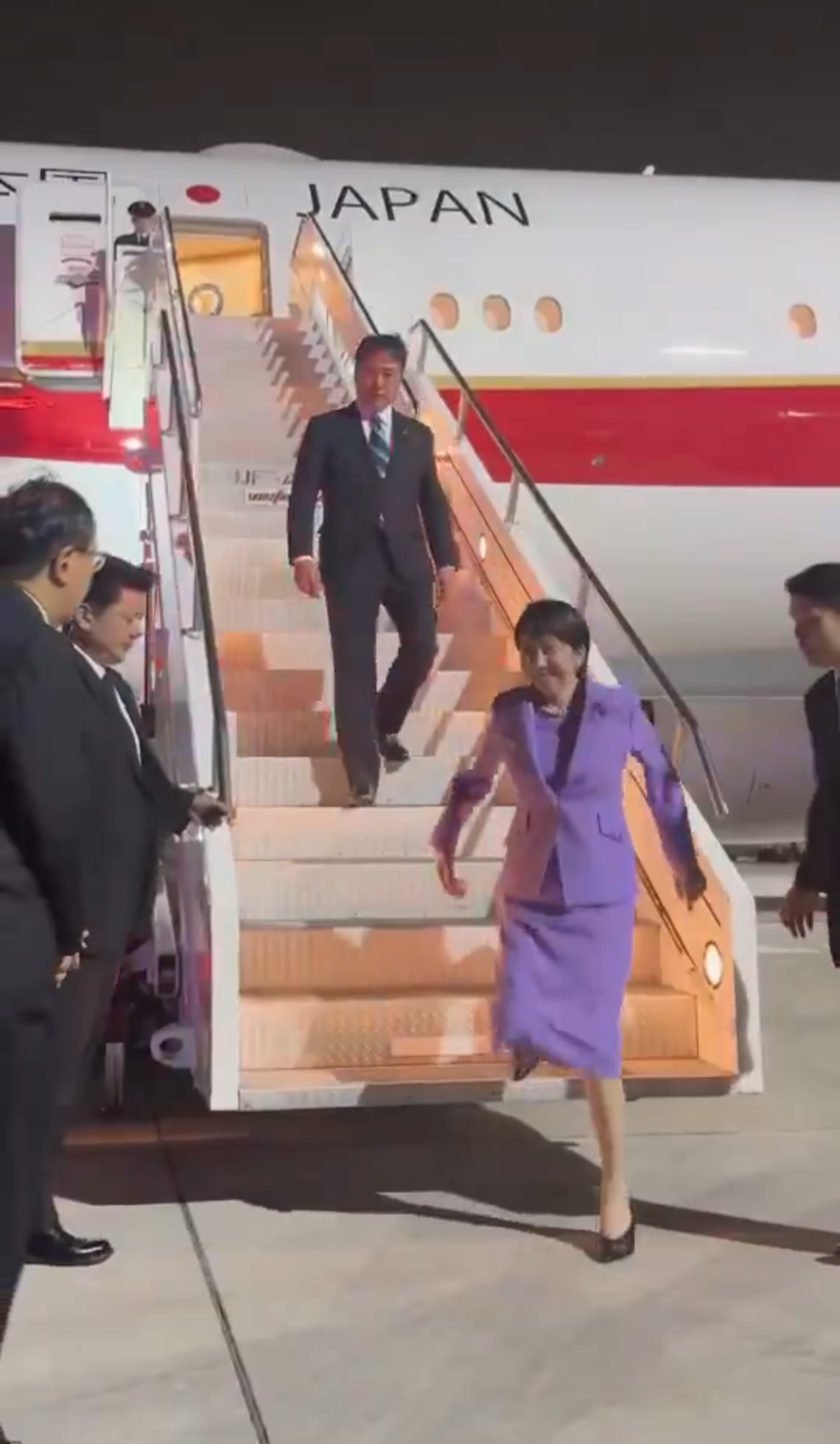 「出す意味がわからない」映像のプロも苦笑…高市首相NY到着時の“エアお手振り”写真に猛ツッコミ…広報予算72億円要求も厳しい視線
