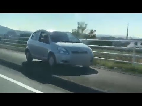 歩道を走り抜ける車、ネット投稿で波紋　高齢者が運転か＝目撃者提供