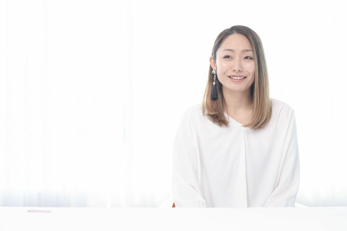 [写真]「互いの腰に手を回して」フィギュア・安藤美姫(36)が“20歳下”教え子(16)と“USJ手つなぎデート”密着写真「電車の中でも抱き合って…」 | 文春オンライン