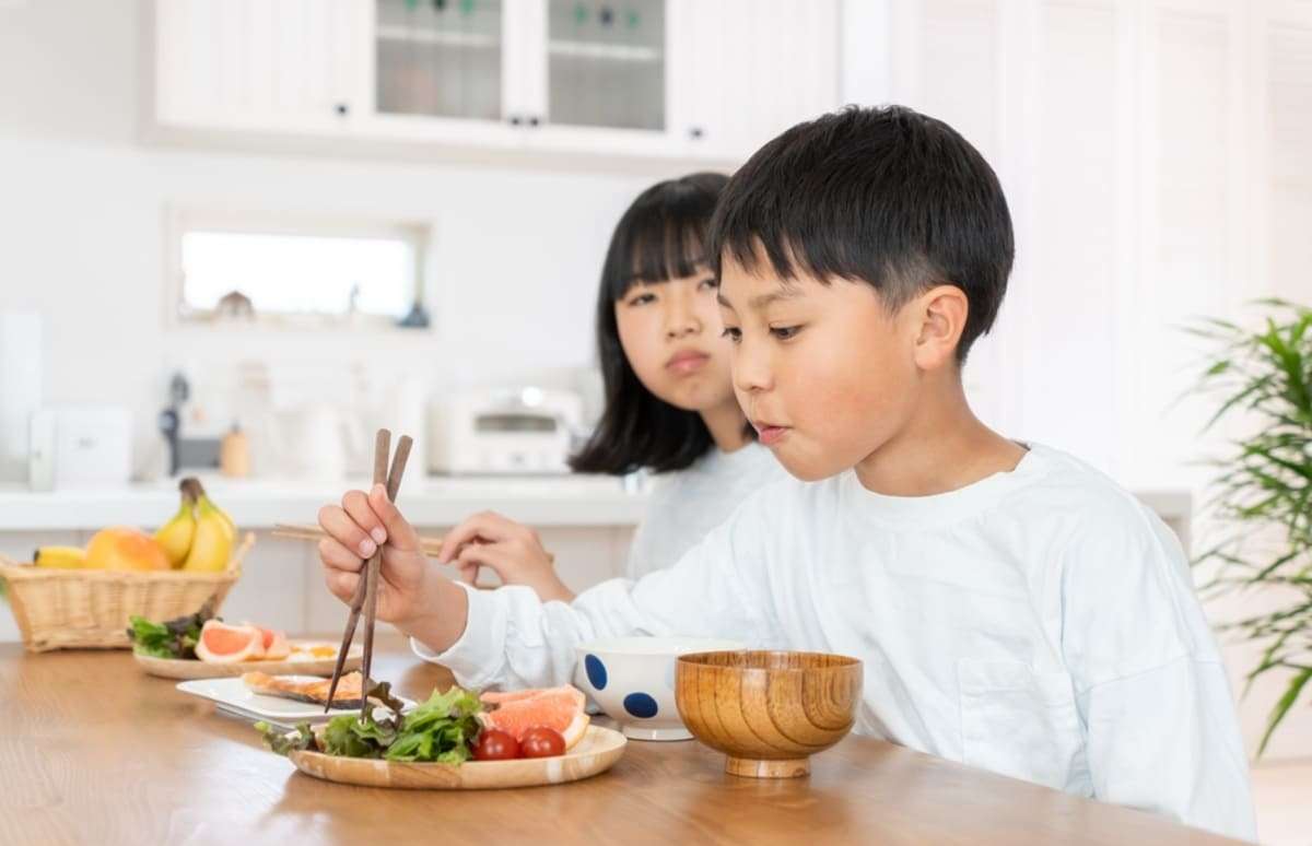 夏休み明け、息子から「友だちの家で何度も夕食まで食べていた」と聞いてびっくり！ 相手の家庭へ今からでも食事代やお礼を渡したほうがよいのでしょうか？|ファイナンシャルフィールド|子育て