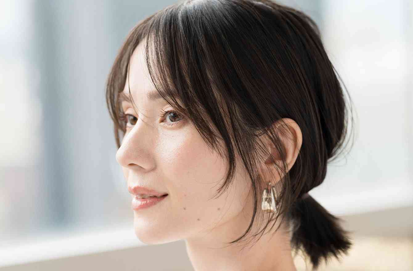 40代後半以降の「ひとつ結びは似合わなくなる」は、なぜなのか。“縛ると老ける”を“おしゃれ見え”に変える大人のひとつ結び再入門 | 40代の髪型・ヘアカタログ〜大人のおしゃれはヘアスタイルから〜 | mi-mollet（ミモレ） | 明日の私へ、小さな一歩！（1/2）