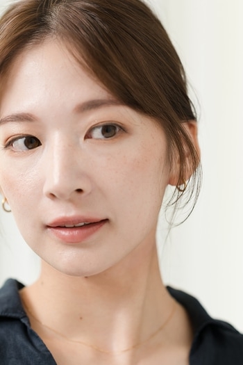 40代後半以降の「ひとつ結びは似合わなくなる」は、なぜなのか。“縛ると老ける”を“おしゃれ見え”に変える大人のひとつ結び再入門