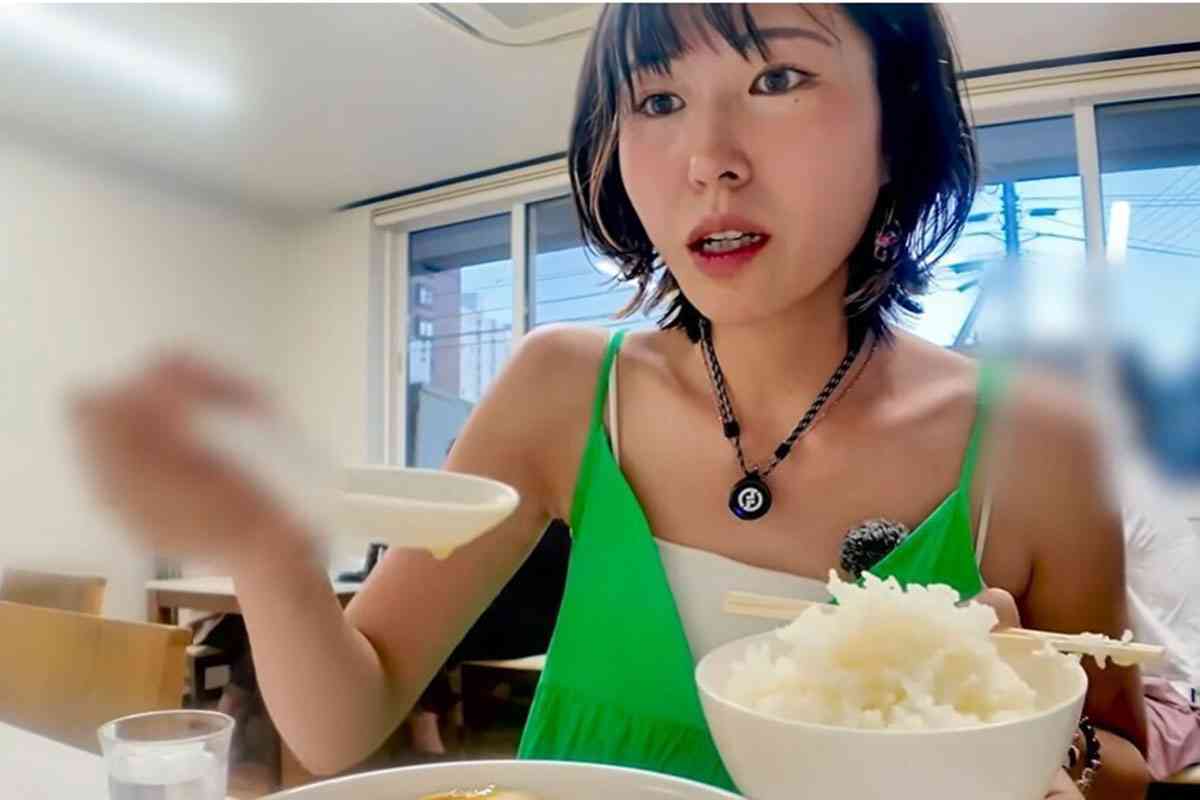 『仰天ニュース』出演の大食い女性YouTuber、ラーメン店で迷い箸＆大声の“食事マナー”が物議…「隣の人にガン見されてる」発言にも厳しい目 | Smart FLASH/スマフラ[光文社週刊誌]