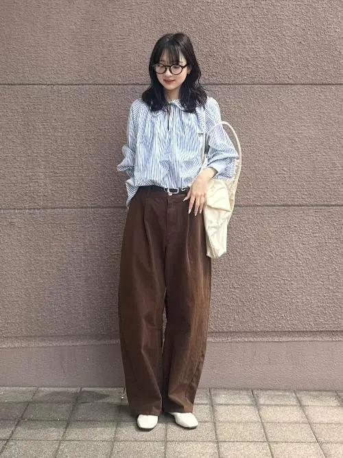 人気の「バレルレッグパンツ」をすっきり着こなすコツ。トップスは“コンパクト”または“前だけイン”でメリハリを