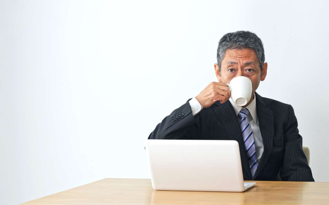 「資産3億円あるので…」今日も颯爽と定時退社をキメる55歳会社員。陰口にも動じず辞める気ゼロ「仕事が全然できない窓際おじさん」の裏の顔【FPの助言】（THE GOLD ONLINE（ゴールドオンライン）） - Yahoo!ニュース