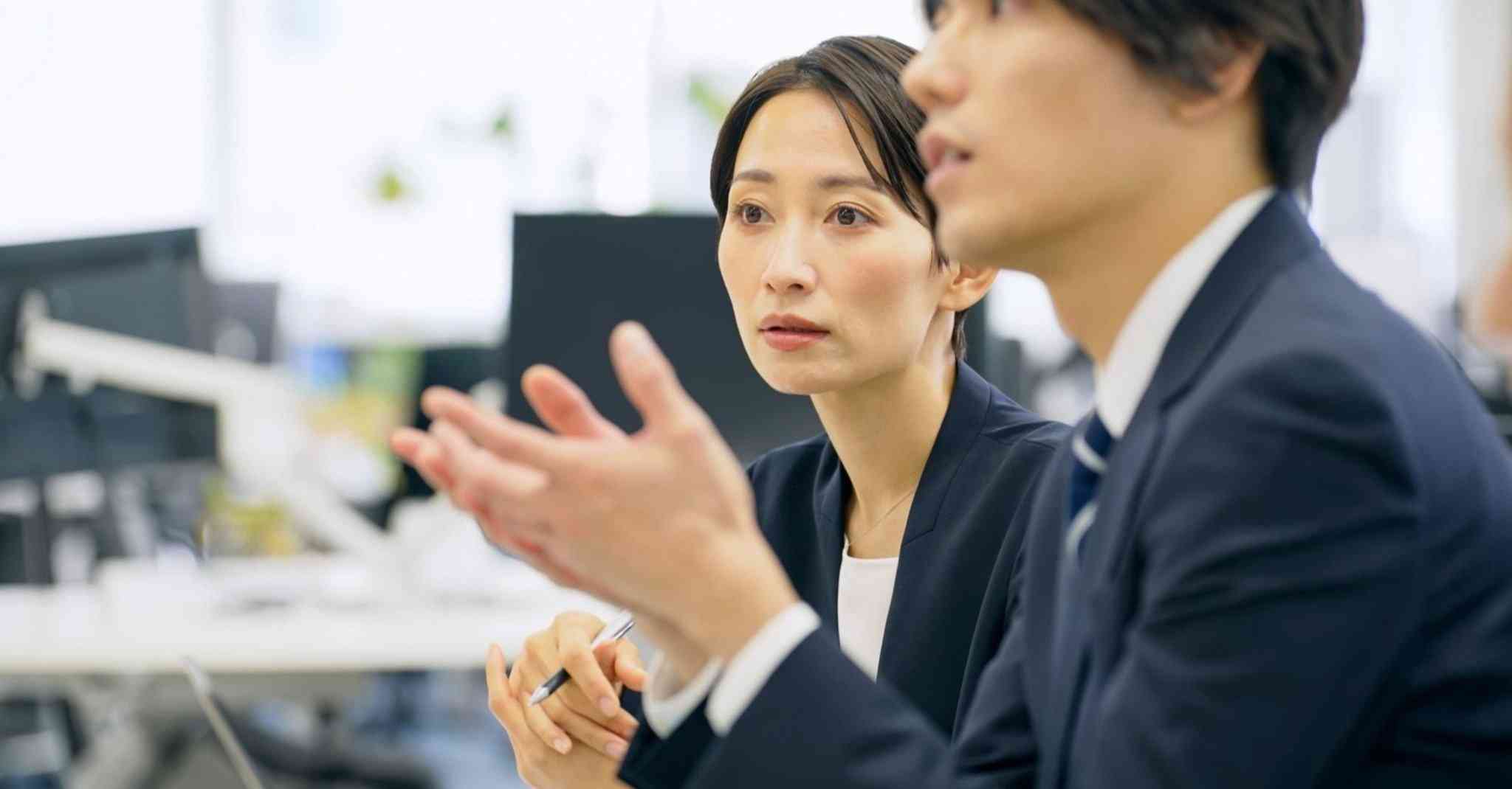 新入社員の基本給21万円、10歳上で教える私は18万円というみじめ…大企業でも起きている給料逆転のモヤモヤ | 「超一流」の流儀 | ダイヤモンド・オンライン