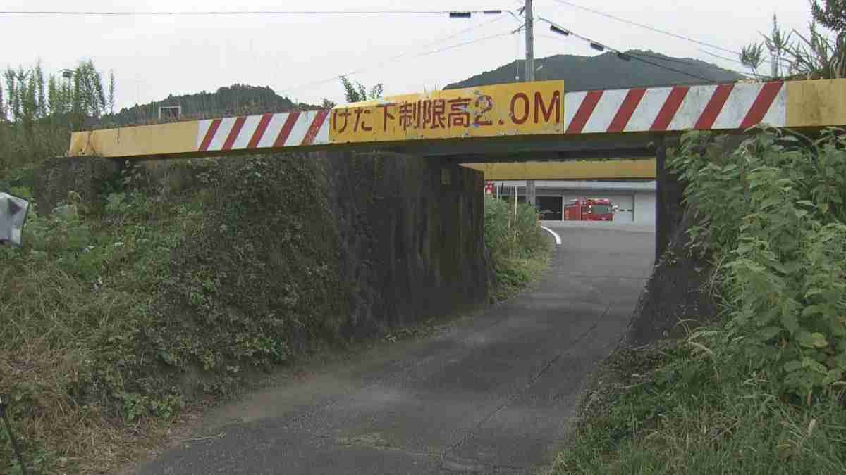【速報】三重・津市でマイクロバスが高架橋に衝突　乗車の高校生8人を病院搬送　警察