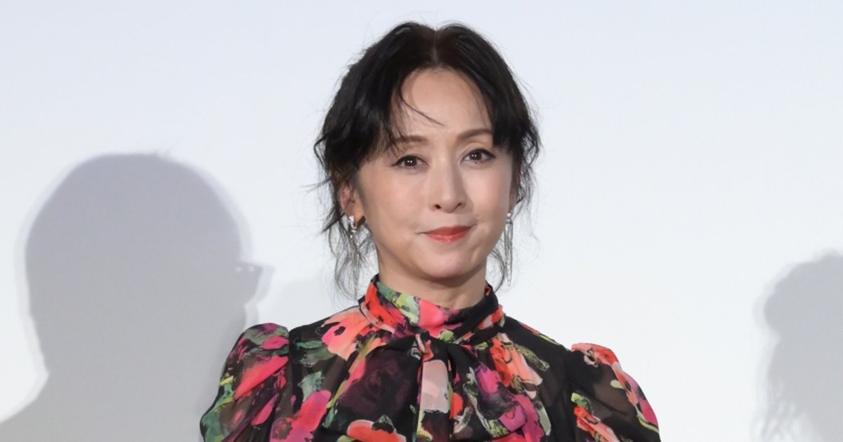 《左手薬指にはリング》斉藤由貴　不倫疑惑→離婚から2年…目撃した恋人医師との「ラブラブ還暦デート」 | 女性自身