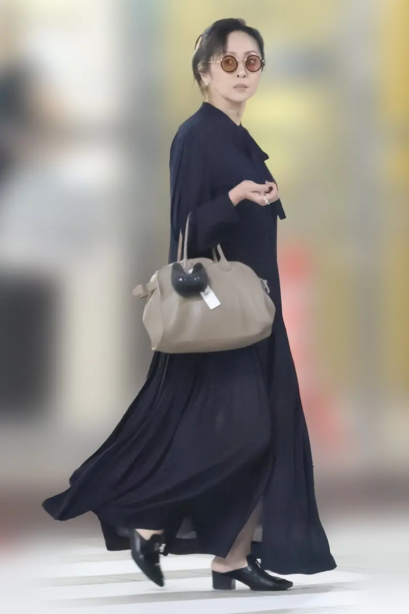 《左手薬指にはリング》斉藤由貴 不倫疑惑→離婚から2年…目撃した恋人医師との「ラブラブ還暦デート」