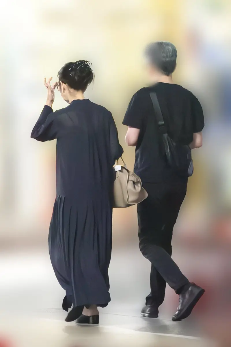 《左手薬指にはリング》斉藤由貴 不倫疑惑→離婚から2年…目撃した恋人医師との「ラブラブ還暦デート」