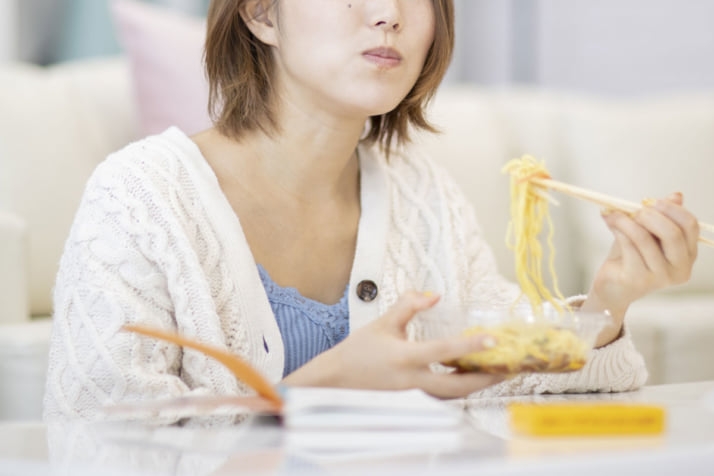 年収500万円・42歳女性を蝕む“ドパ中年”浪費「コンビニスイーツ、インスタで見た服を爆買い…」 対策は「物理で遮断」「欲望を株へ」【FPが助言】