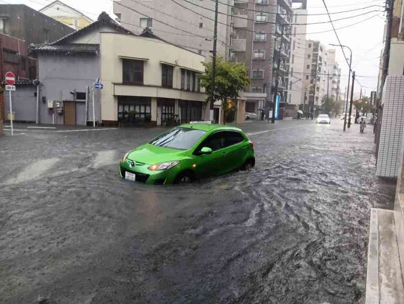 名古屋で1時間104ミリの雨、東海豪雨時上回る　地下街にも水（毎日新聞） - Yahoo!ニュース