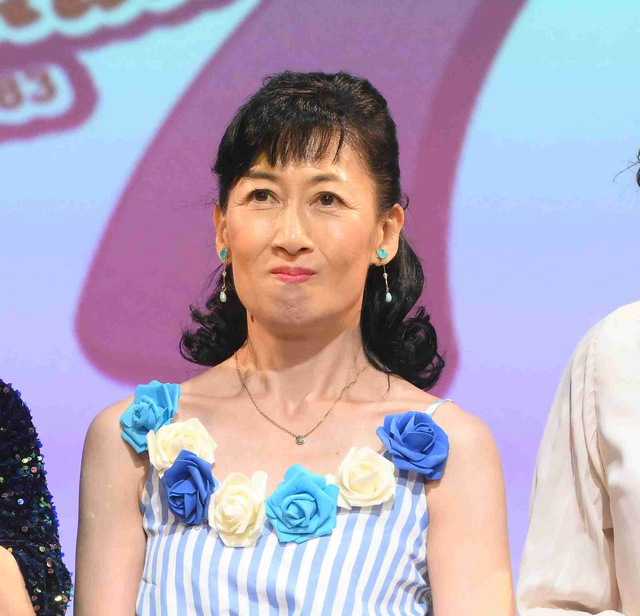 59歳の元アイドル「S状結腸がん」ステージⅢBと告白「健康を過信」したことを強く後悔　車いすでライブ登場｜よろず〜ニュース