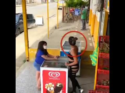 【防犯カメラ】店の女性は女の子が誘拐されるのを阻止しました