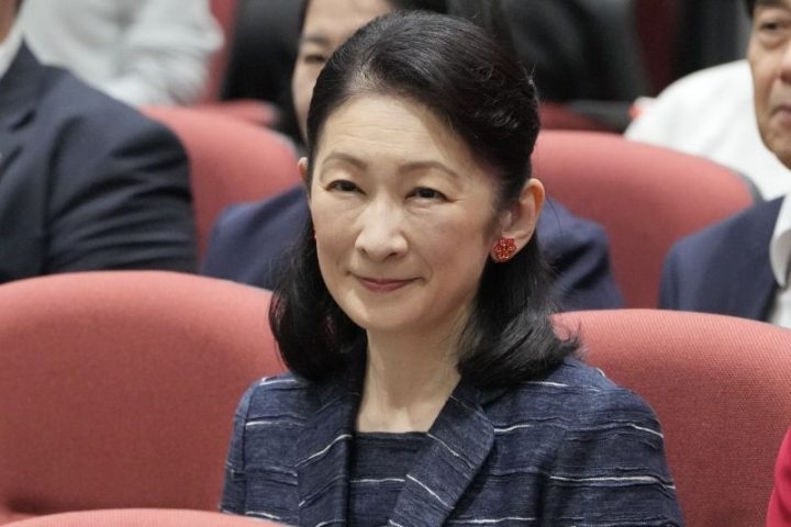 《3段フリルのワンピース》紀子さま還暦でも魅了「リボンに花柄ボタン」南米でも映えたガーリーファッション（女性セブンプラス） - Yahoo!ニュース