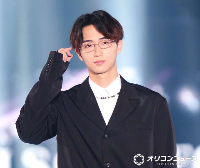 沢村一樹の次男・野村康太「小顔過ぎる」「何頭身?」身長184cmの抜群スタイル「まじでカッコいい」TGC登場で大歓声