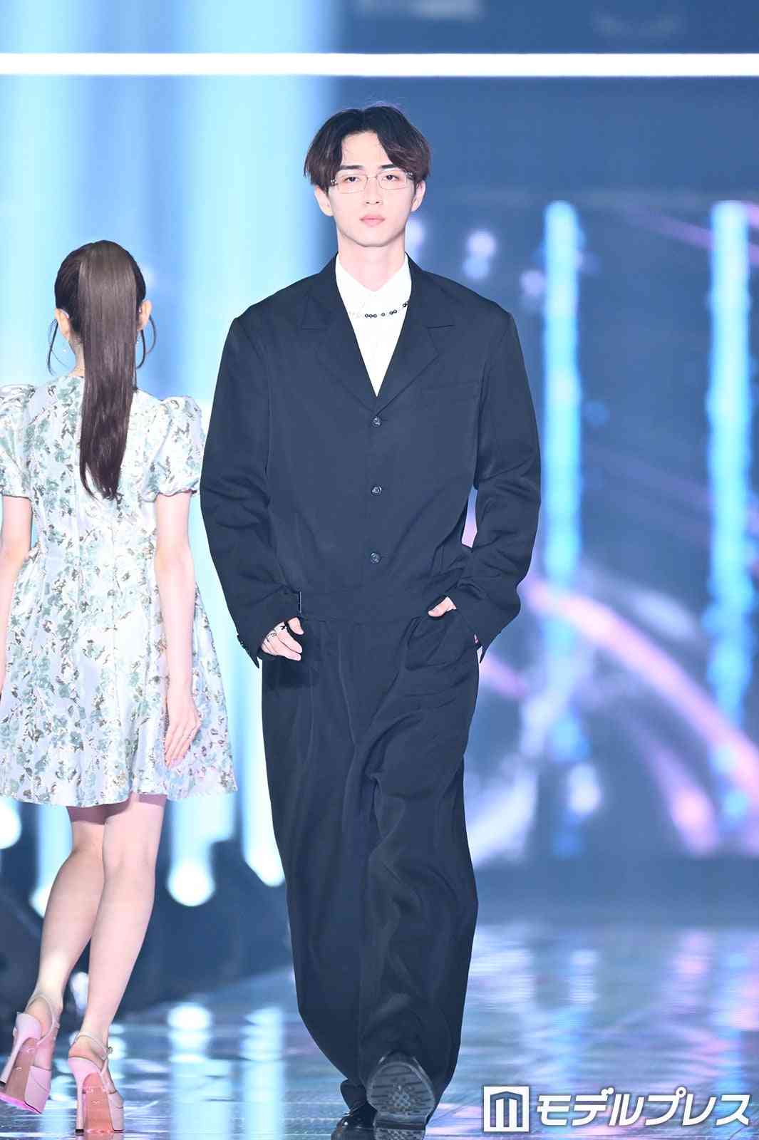 沢村一樹の次男・野村康太「小顔過ぎる」「何頭身?」身長184cmの抜群スタイル「まじでカッコいい」TGC登場で大歓声