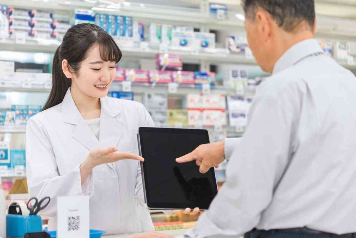 「タッチパネル式の薬局」で苦戦する老人に、店員の「みんな自分でやってますよ」の冷たい一言…SNSでは「人員削減のしわ寄せなのに」の同情と「甘やかすな」の賛否―“高齢者がメイン顧客”なら経営面でも悪手？|ファイナンシャルフィールド|その他暮らし