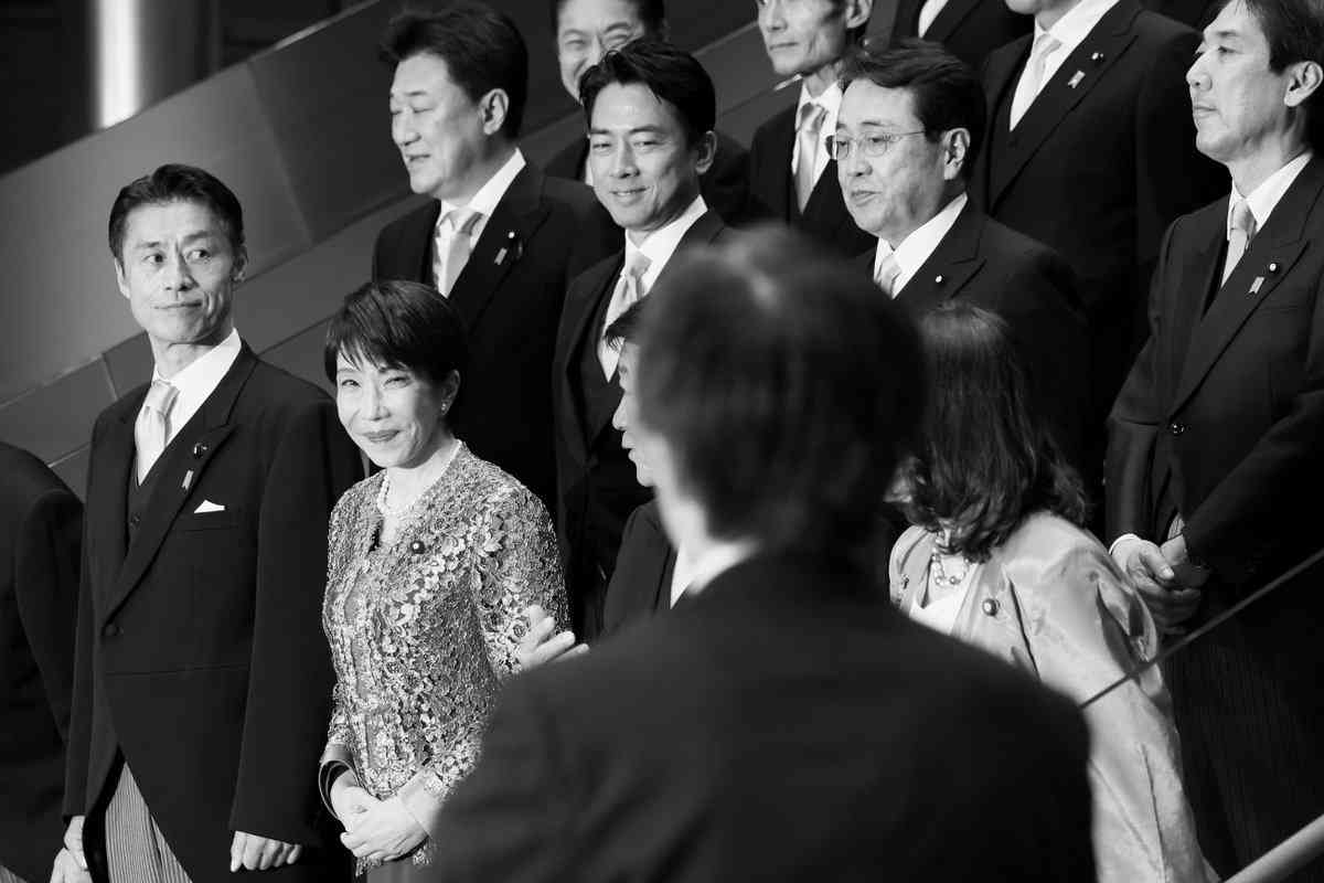 「スベってる」「センスない」内閣広報官X　“白黒加工”した新内閣写真を公開でツッコミ殺到…来年度概算要求72億円で高まる批判