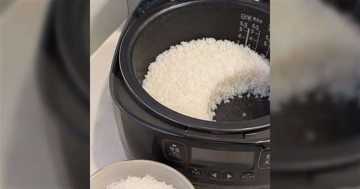 「炊き立てご飯、こういうよそい方をする人は廊下に立ってください」一枚の画像が添付された投稿に共感する声と、混ぜない派の意見が集まり賛否両論に - Togetter