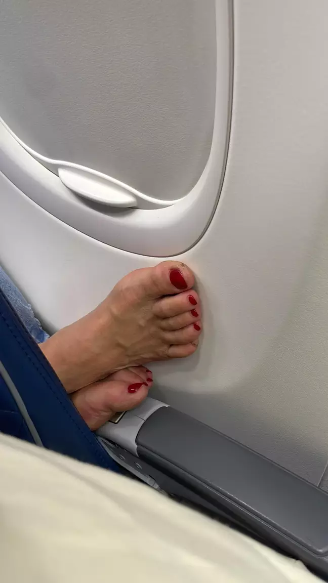 後ろの乗客の“足”が顔の横に…ファーストクラスで起きた迷惑行為が炎上。「いい加減にしてほしい」