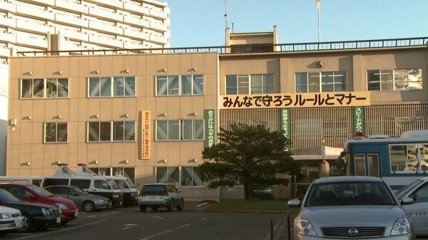 夫婦喧嘩の末…夫と妻双方を傷害と暴処法違反の現行犯で逮捕_「妻をケガさせてしまった」110番通報で臨場_「殺して私も警察に捕まる」酒を飲んで口論か〈札幌市〉｜FNNプライムオンライン