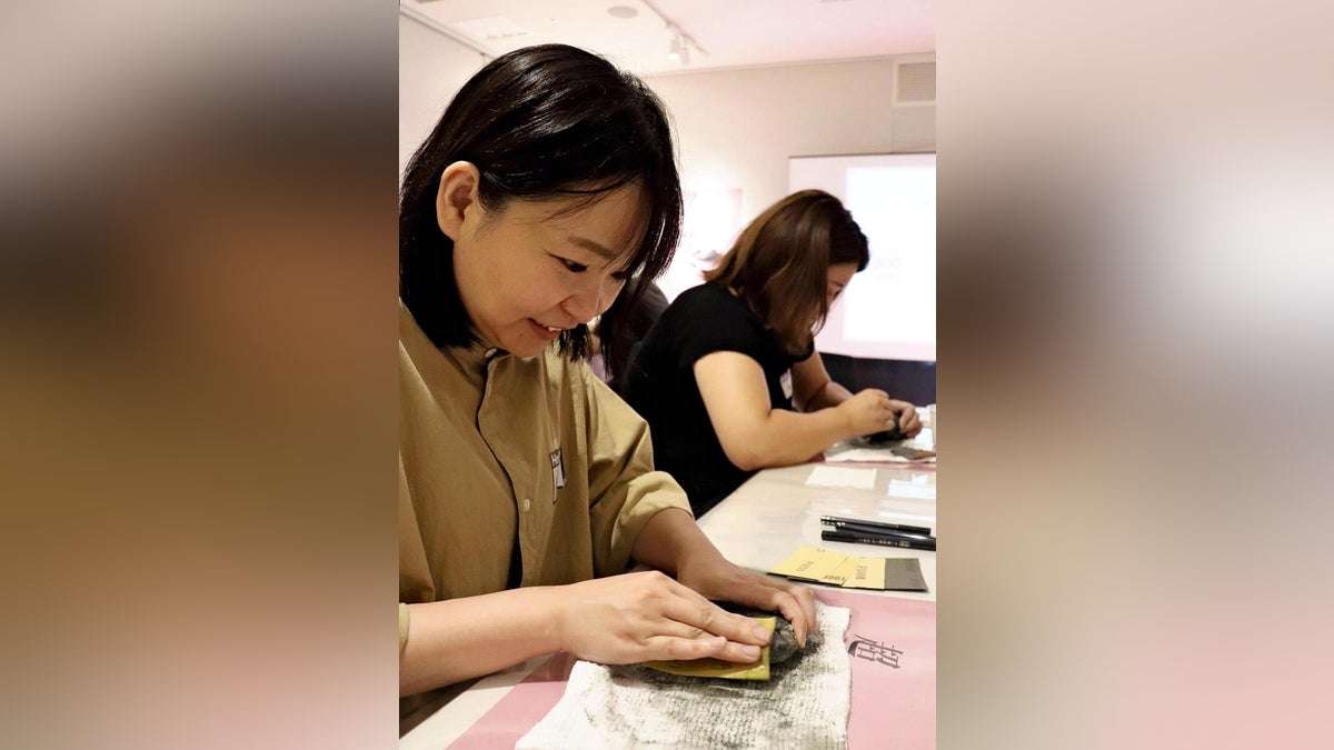 大阪市北区：あえて「タイパ」無視、やることは90分間ひたすら石を磨くだけ…「没頭」「無駄を満喫」で癒やし効果のセロトニンが活性化 : 読売新聞