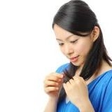 剛毛の民はもうキューティクルは人よりたくさんあるので（髪の毛をのり巻きとして、のりの部分がキューティクル）太く硬い髪になるので、外側のケアのケラチン（PPT）配合よりも、中身を補修してくれるCMC配合のシャンプーがいいみたいだよ。中身を柔らかくするやつ。あと、配合成分でリピジュアが入っているものは中まで栄養や水分を取り込んでくれるから良いらしいです。あと、ヘマチンは膨張するからあんまり相性よくないみたいです。