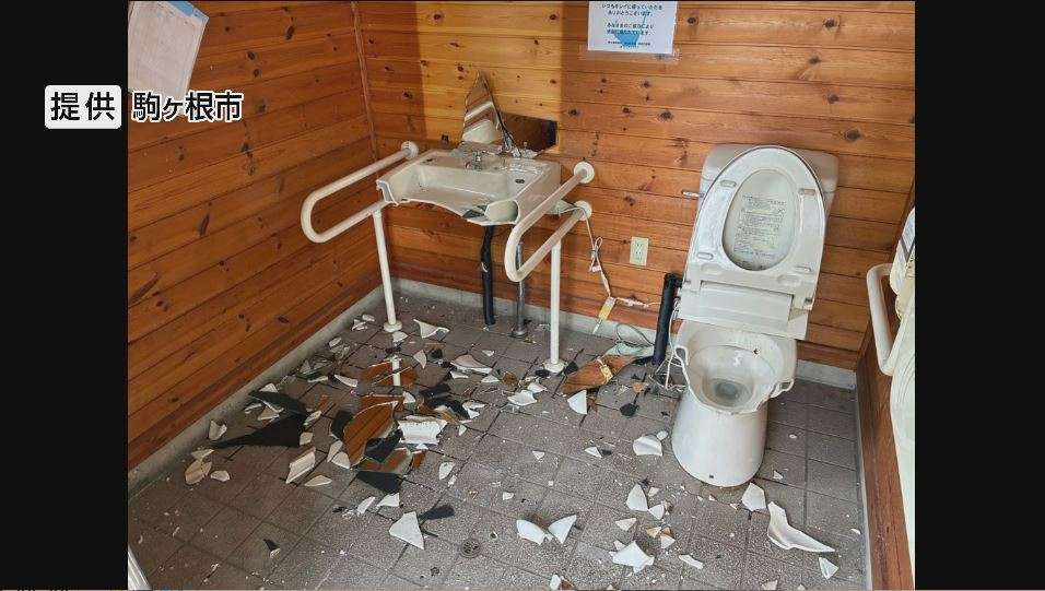 便器が真っ二つ…公衆トイレで10基以上壊される 洗面台も割られ、床に破片が散乱 5か所で被害相次ぐ 市が警察に被害届を提出「断じて許されない」 長野・駒ケ根市