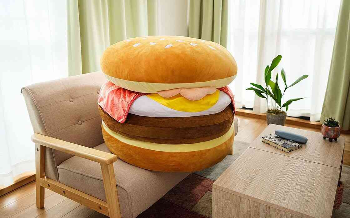 【欲しすぎる】月見バーガー約27倍の「特大クッション」がマクドナルドリワードに登場 | マイナビニュース