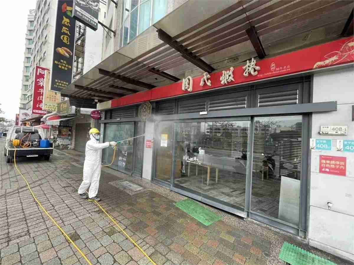 幕後／周氏蝦捲遭潑「櫻桃紅蟑」非微罪！昔鉅星匯「萬蟑之亂」有先例　這兩點踩到恐嚇紅線