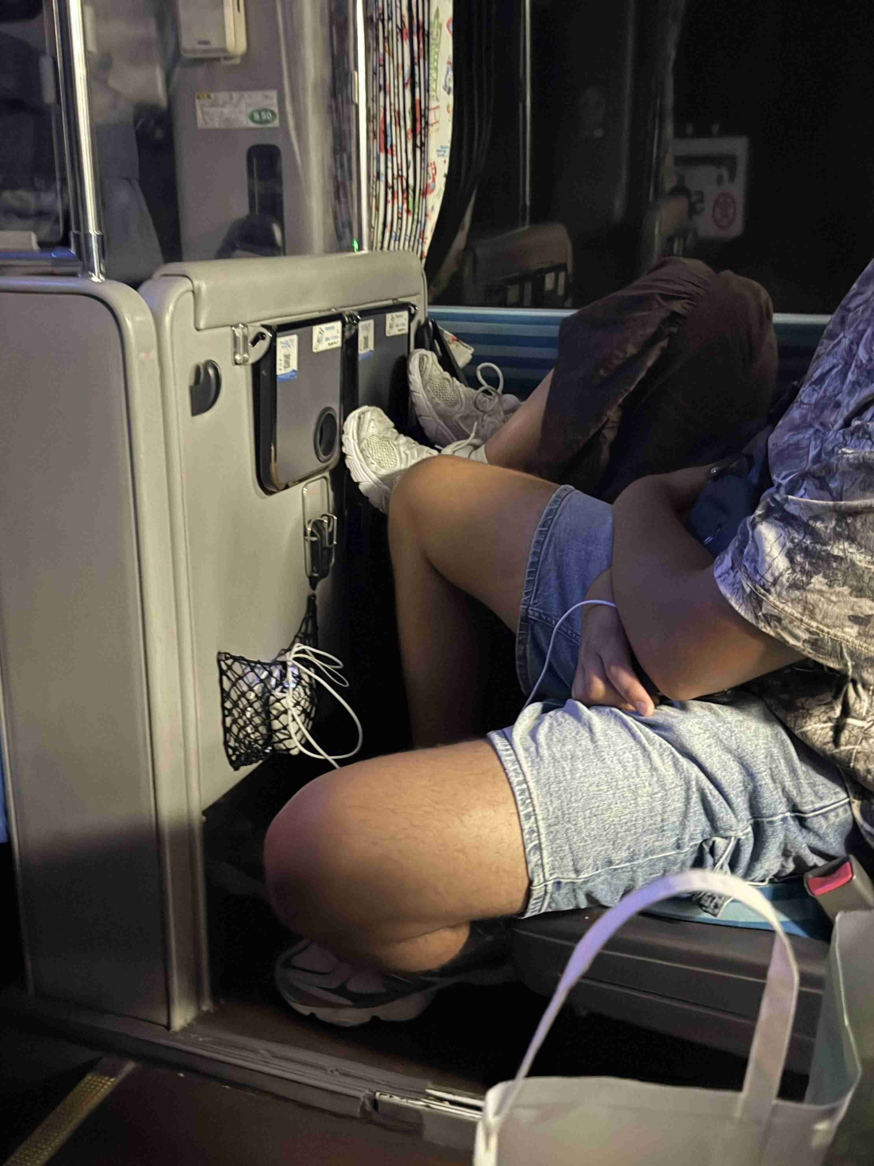 「日本人旅行者がアウェイになりつつある」高速バス車内の変化伝える投稿に反響「テーブルに靴⁉」「夜行バスまで…知らなかった」声楽家・三浦崇子が公開