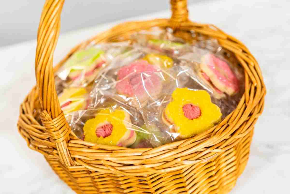 駅で「留学生です 生活が苦しいのでお菓子を買ってください」と書いた紙を見せられた…SNS投稿に「同情して買っちゃった」「詐欺なの？」の声も続々…善意でも“数百円の人助け”がダメな理由|ファイナンシャルフィールド|その他暮らし