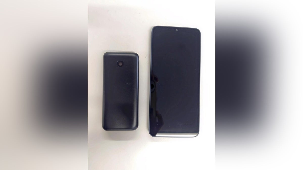市役所の固定電話廃止・代わりに職員に公用スマホ配備、「ガラホ」も一部で導入へ…外出時でも電話対応可能に : 読売新聞