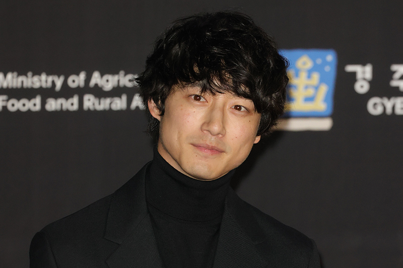 《年上妻が通報か》坂口健太郎、結婚発表からわずか10日で“自宅に警察官”の騒動　エスカレートした夫婦喧嘩の果てに (1/2)| 女性セブンプラス