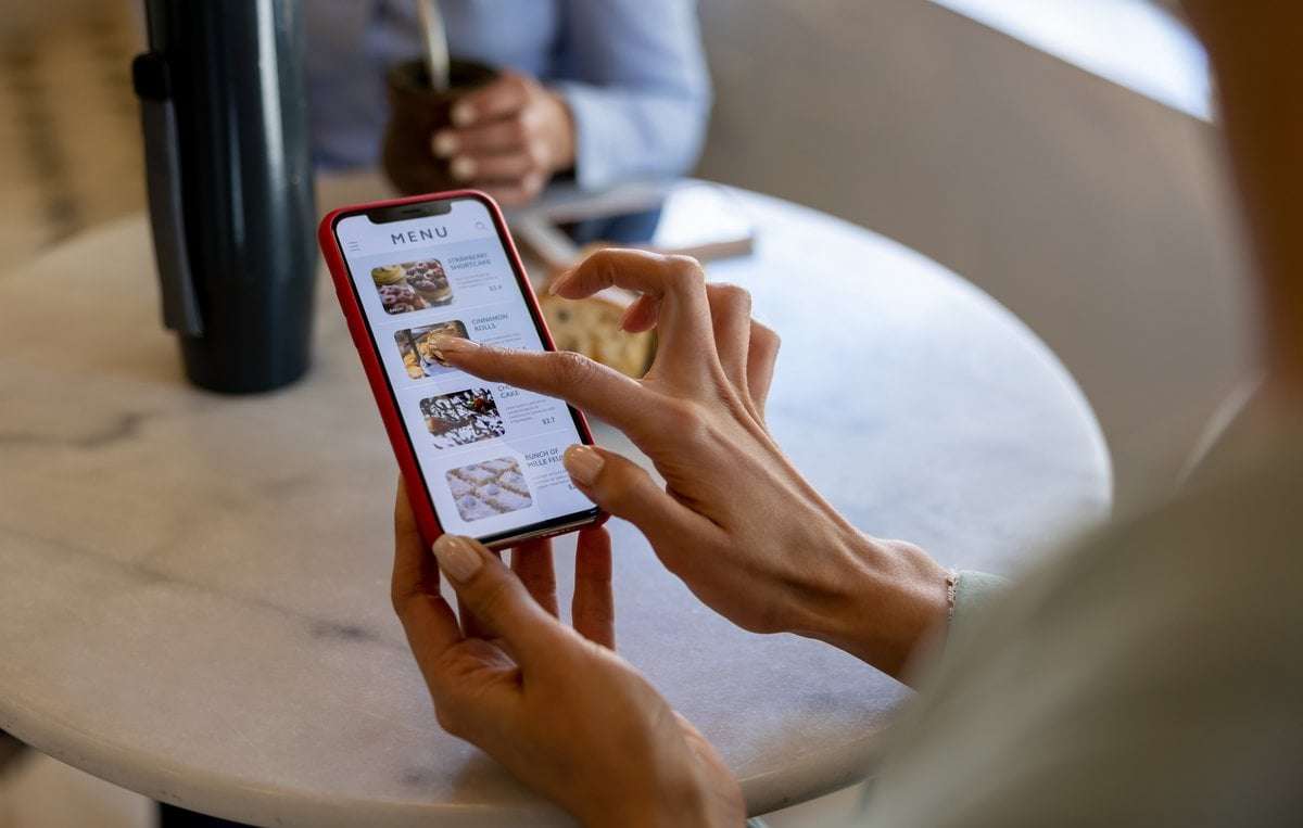 「なんで、LINE追加しなきゃいけないの？」居酒屋のスマホ注文に辟易。「ギガ使わせて…これ客の仕事？」53歳男性が激怒した理由【専門家助言】 | FORZA STYLE｜ファッション＆ライフスタイル[フォルツァスタイル]