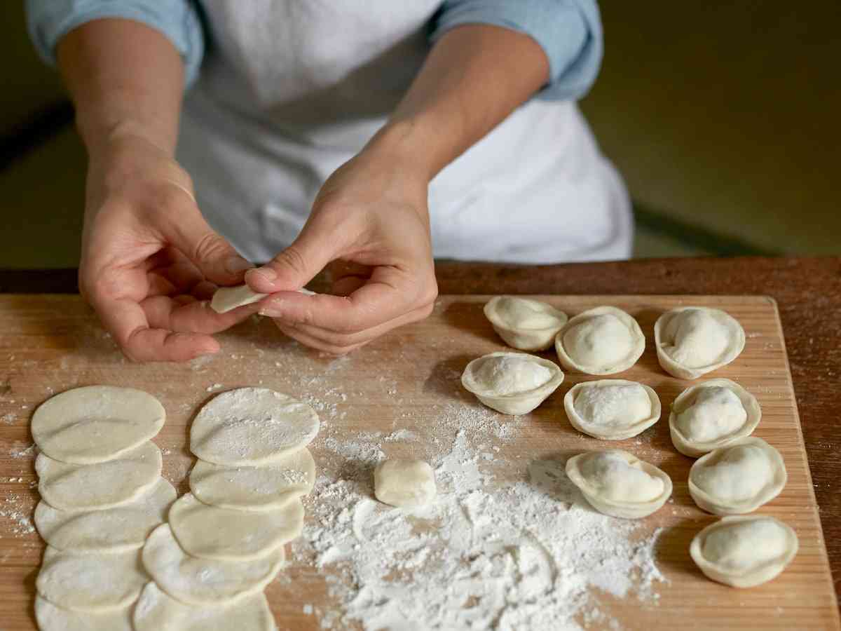 あの「按田餃子」直伝のレシピ 餃子はもちもちの皮で決まる！  | 秋の夜長 お腹が空いたら  皮からつくる餃子でお月見