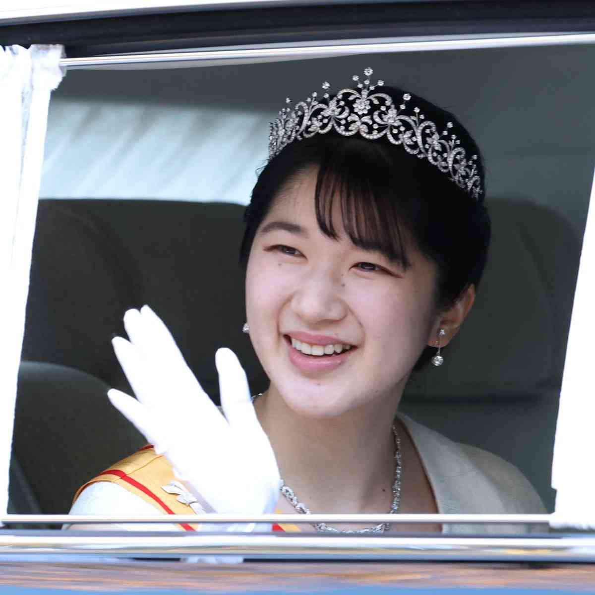 高市早苗首相　“私的X”での「皇位継承は既に確定」投稿に皇室研究者が反論「直系の重視が当然」（女性自身） - Yahoo!ニュース