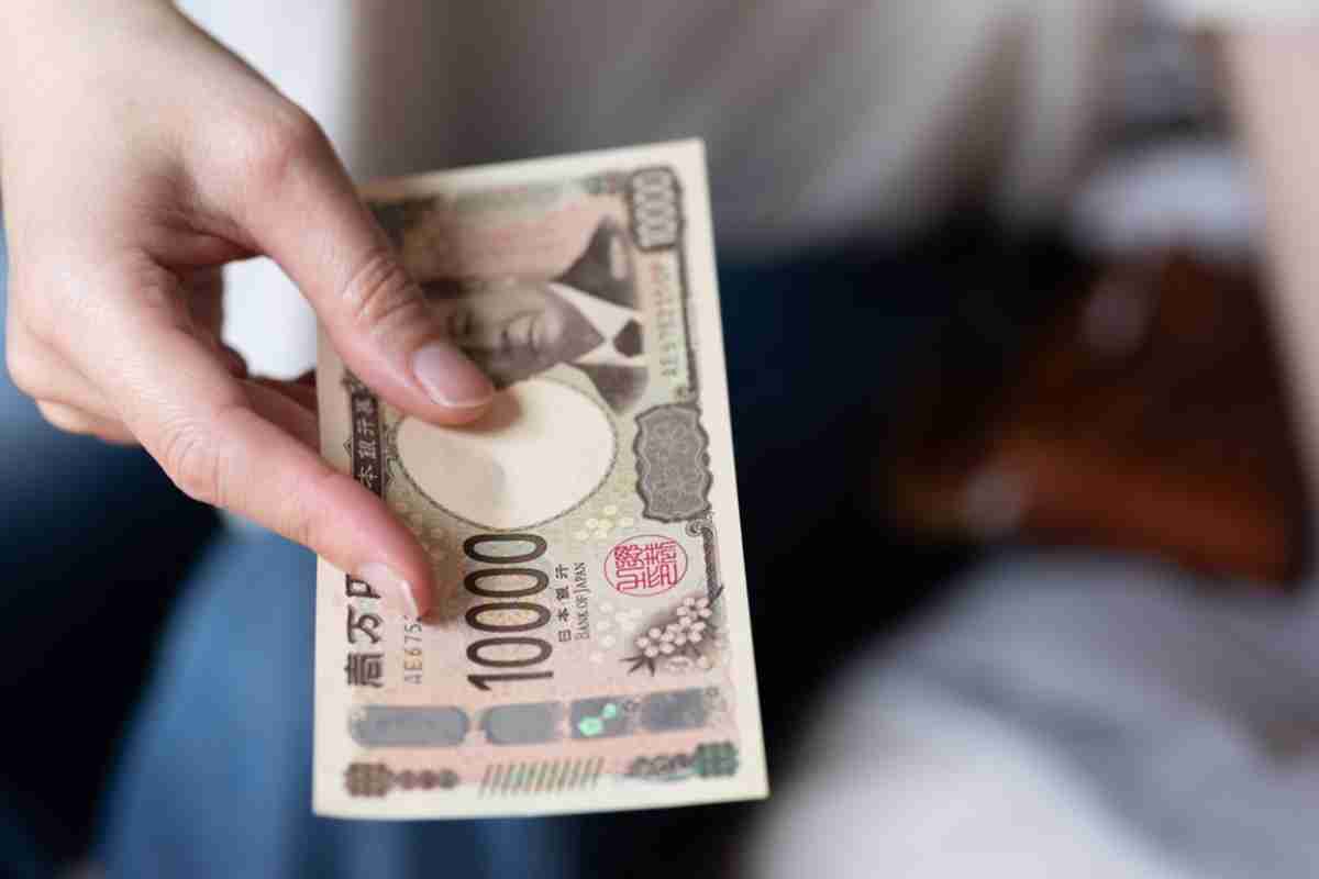 50代会社員の夫、お小遣いは月「5万円」です。本人は「年収700万円ならこれくらい普通」と言いますが、年間「60万円」は使いすぎ？ 会社員のお小遣い相場はどれくらいなのでしょうか？|ファイナンシャルフィールド|その他家計