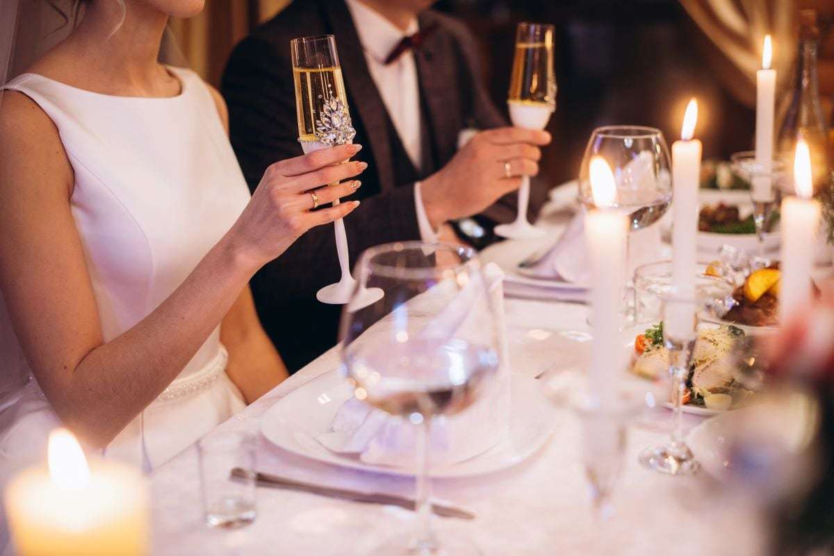 「平服でお越しくださいとは言ったけど」結婚パーティーにやってきた夫の友人に驚がく！その「前代未聞の服装」とは？【専門家助言】 | FORZA STYLE｜ファッション＆ライフスタイル[フォルツァスタイル]