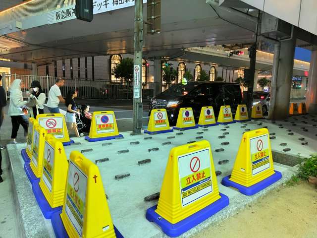 大阪駅前に現れた突起物 SNSでの賛否踏まえ、市がフェンス設置へ