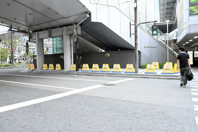 大阪駅前に現れた突起物 SNSでの賛否踏まえ、市がフェンス設置へ
