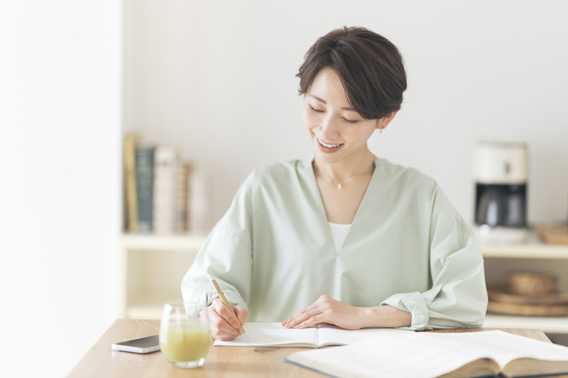 《趣味や推し活が国を潰す？》「超ソロ社会」に突き進む日本、2040年には“半分が独身”へ　独身生活40周年のオバ記者も実感“趣味に全力投球で結婚しない大人たち” (2/2)| 女性セブンプラス