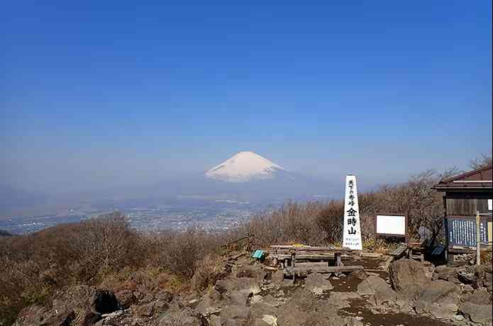 オムツの2歳児を背負う親、危険な岩場で撮影……登山者が目撃した「登頂時の油断」と親子のリスク