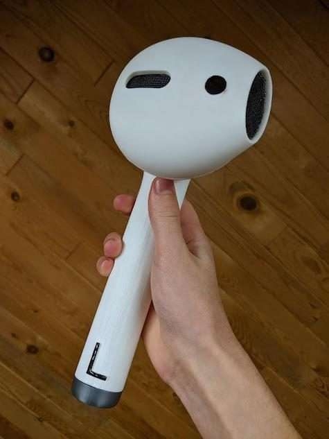 家の中でイヤホンをする旦那