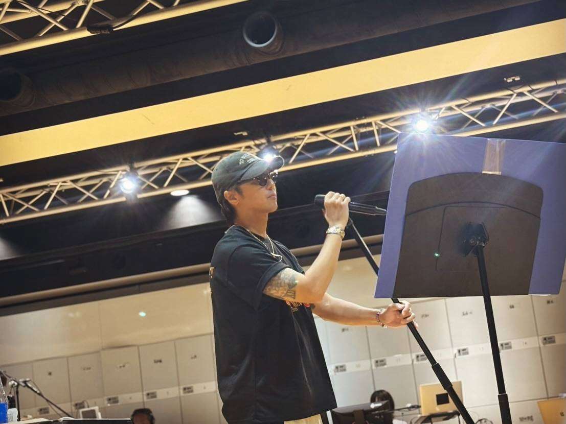 「今どきタトゥーで騒ぎすぎ」3児の父・TAKAHIRO、二の腕に〝がっつりタトゥー〟…スタジオ姿に「ファッションアイテム」「芸能人だしね」の声