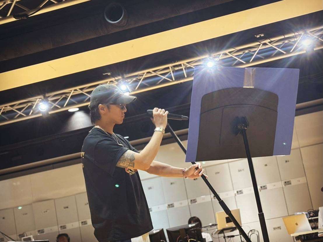 「今どきタトゥーで騒ぎすぎ」3児の父・TAKAHIRO、二の腕に〝がっつりタトゥー〟…スタジオ姿に「ファッションアイテム」「芸能人だしね」の声