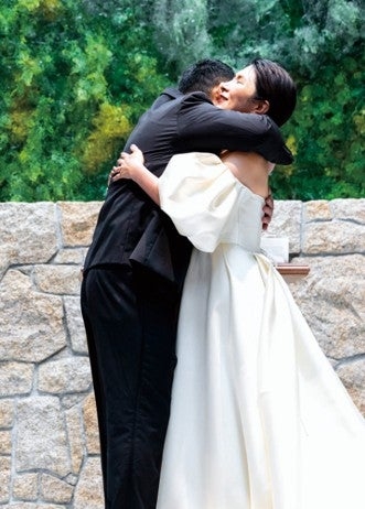 くわばたりえ夫妻、結婚17周年迎え「ゼクシィ」11月号登場 バウリニューアルで涙のファーストミート＆ハグショット公開