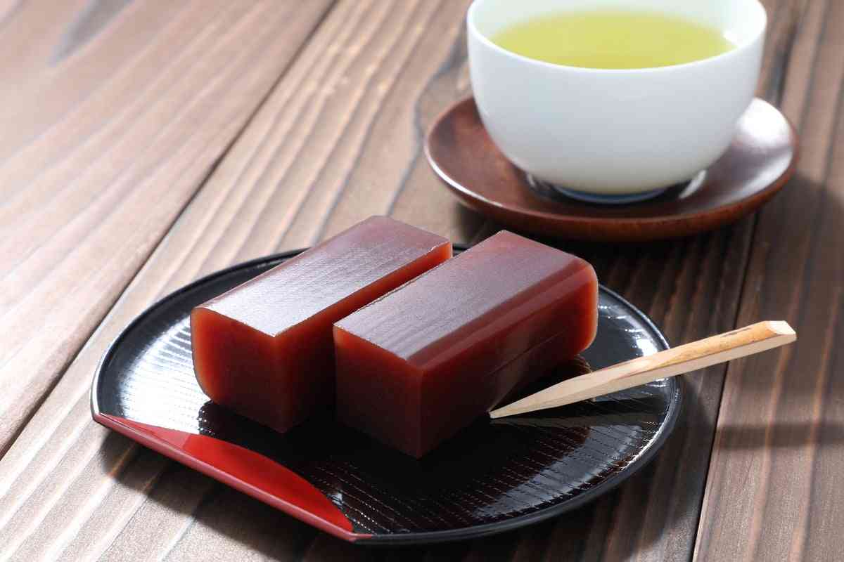 職場へのお土産「全員に配る風潮」が苦痛…買わないのは失礼? マナー専門家の“意外な回答”