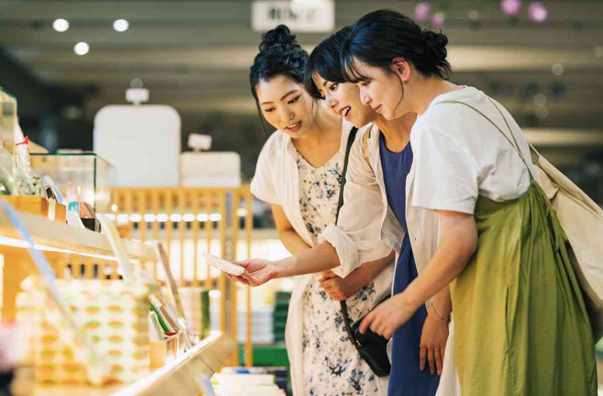 職場へのお土産「全員に配る風潮」が苦痛…買わないのは失礼？ マナー専門家の“意外な回答” | オトナンサー